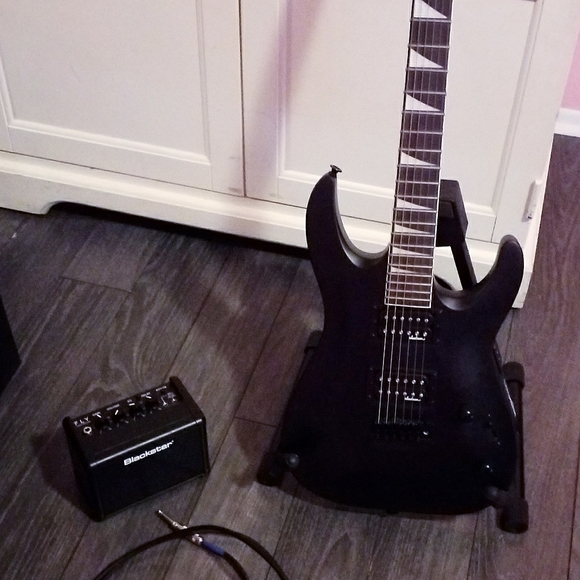 Black Jackson Dinky Electric Guitar with Mini Amp, Cord, and Guitar Stand - Picture 1 of 5